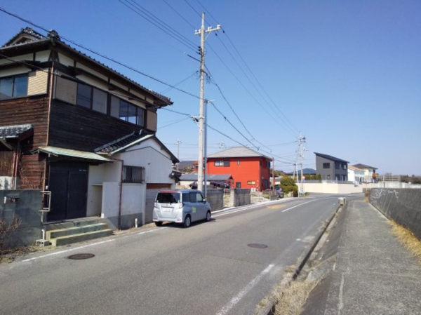 宇部市床波、中古一戸建ての前面道路を含む現地写真画像です