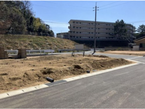 宇部市大字上宇部、新築一戸建ての前面道路を含む現地写真画像です