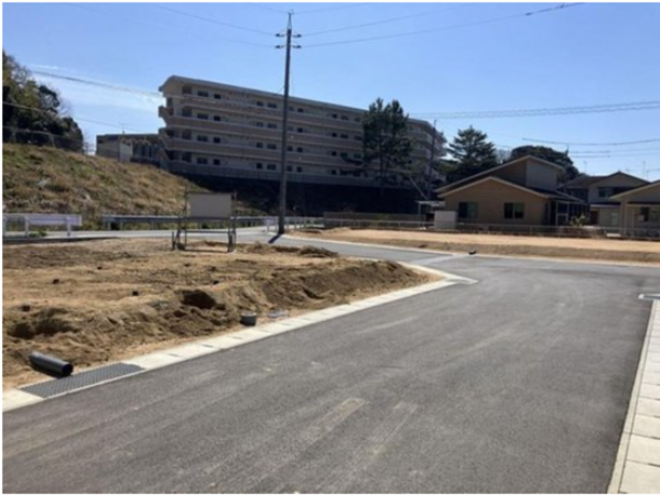 宇部市大字上宇部、新築一戸建ての前面道路を含む現地写真画像です