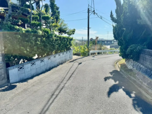 宇部市東平原、土地の前面道路を含む現地写真画像です