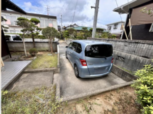 宇部市山の手町、中古一戸建ての駐車場画像です