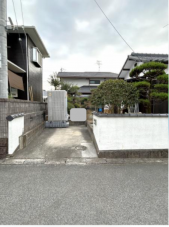 宇部市山の手町、中古一戸建ての前面道路を含む現地写真画像です