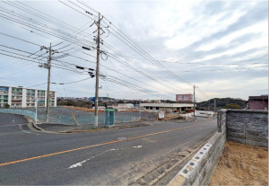 宇部市南小羽山町、土地の前面道路を含む現地写真画像です
