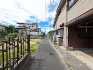 宇部市大字西岐波、中古一戸建ての前面道路を含む現地写真画像です