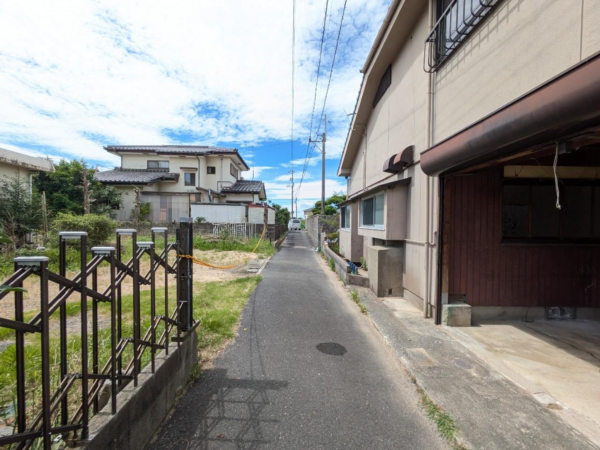 宇部市大字西岐波、中古一戸建ての前面道路を含む現地写真画像です