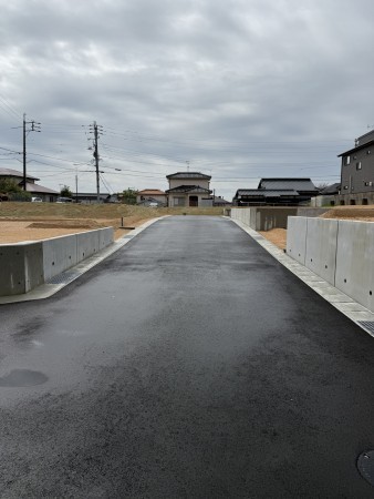 宇部市野中、土地の前面道路を含む現地写真画像です
