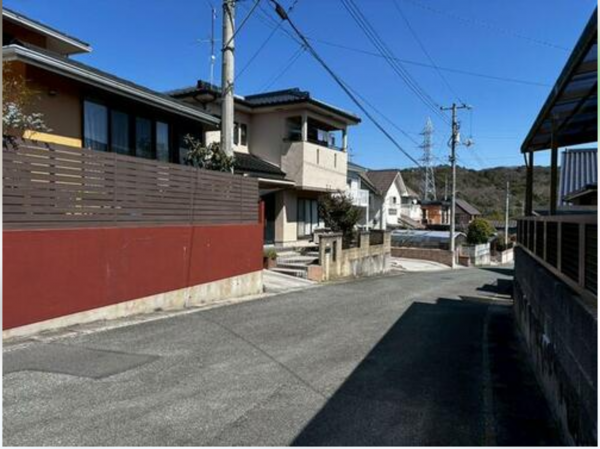 山陽小野田市高千帆、中古一戸建ての前面道路を含む現地写真画像です