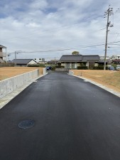 宇部市野中、土地の前面道路を含む現地写真画像です