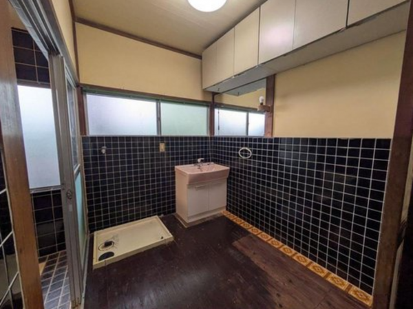 宇部市東小羽山町、中古一戸建ての洗面画像です