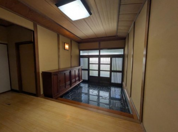 宇部市東小羽山町、中古一戸建ての玄関画像です