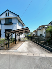 宇部市岬町、中古一戸建ての駐車場画像です