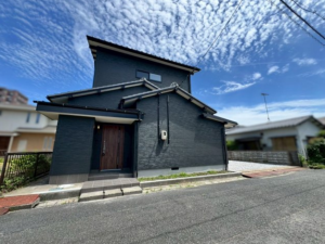 宇部市神原町、中古一戸建ての前面道路を含む現地写真画像です