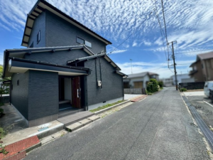 宇部市神原町、中古一戸建ての前面道路を含む現地写真画像です