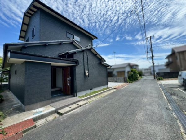宇部市神原町、中古一戸建ての前面道路を含む現地写真画像です