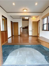 宇部市大字上宇部、中古一戸建ての玄関画像です