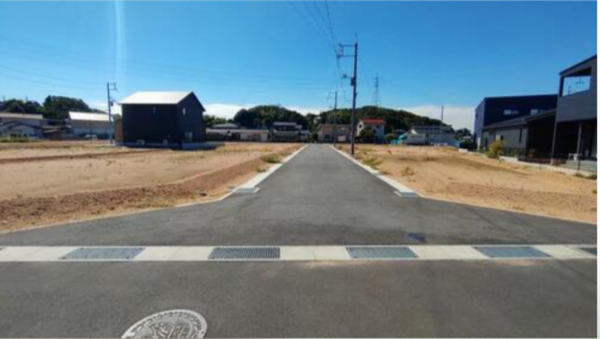 宇部市浜田、土地の前面道路を含む現地写真画像です