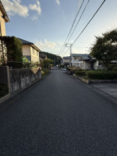 美祢市大嶺町東分、中古一戸建ての前面道路を含む現地写真画像です