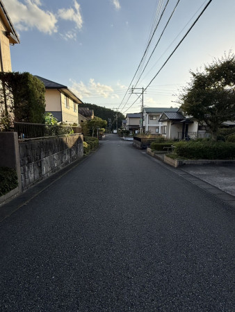 美祢市大嶺町東分、中古一戸建ての前面道路を含む現地写真画像です