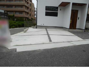 広島市東区上温品、中古一戸建ての駐車場画像です