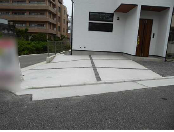 広島市東区上温品、中古一戸建ての駐車場画像です