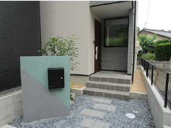 広島市東区中山中町、新築一戸建ての玄関画像です