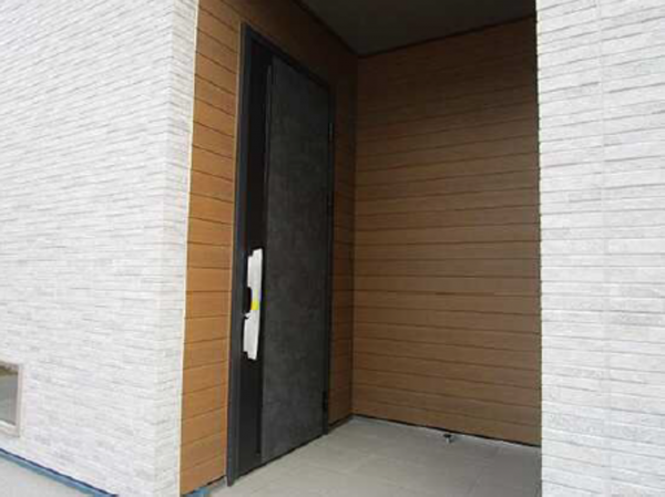 広島市東区温品、新築一戸建ての玄関画像です