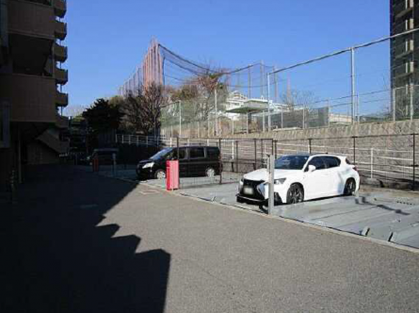 広島市東区東山町、マンションの駐車場画像です