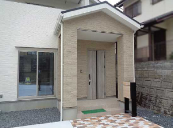 呉市焼山桜ヶ丘、中古一戸建ての玄関画像です