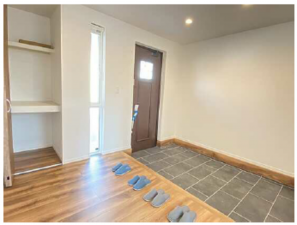 呉市焼山東、中古一戸建ての玄関画像です