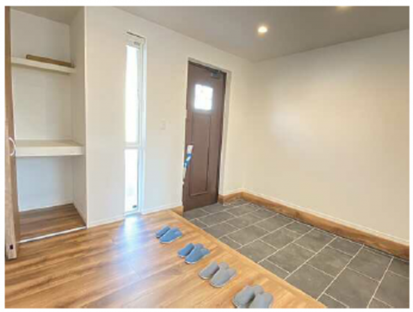 呉市焼山東、中古一戸建ての玄関画像です