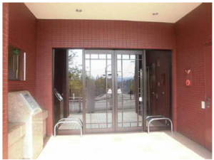 広島市西区竜王町、マンションのエントランス画像です