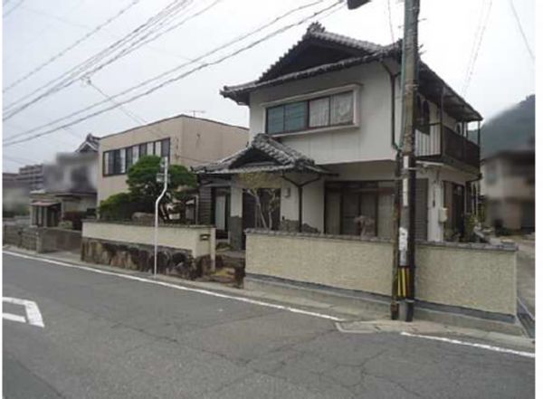 呉市天応西条、収益物件/店舗付住宅の外観画像です