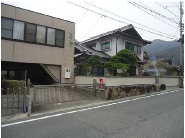 呉市天応西条、収益物件/店舗付住宅の外観画像です