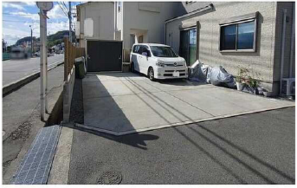 呉市阿賀中央、中古一戸建ての駐車場画像です