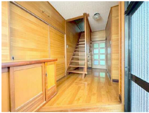 呉市焼山西、中古一戸建ての玄関画像です