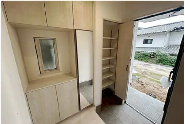 広島市東区上温品、新築一戸建ての玄関画像です