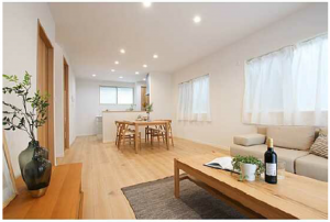 広島市西区新庄町、中古一戸建ての居間画像です