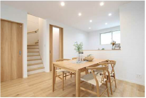 広島市西区新庄町、中古一戸建ての居間画像です