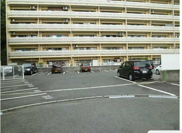 広島市東区中山南、マンションの駐車場画像です
