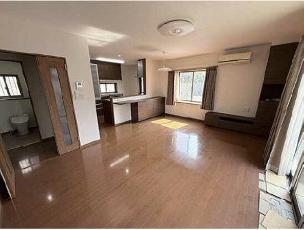 広島市東区上温品、中古一戸建ての居間画像です