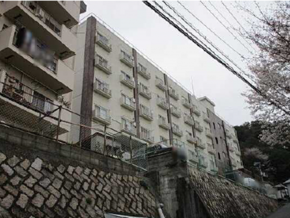 広島市東区山根町、マンションの外観画像です