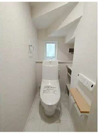 広島市東区牛田旭、新築一戸建てのトイレ画像です