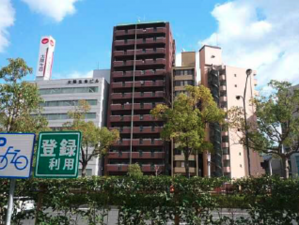 広島市南区松川町、マンションの外観画像です
