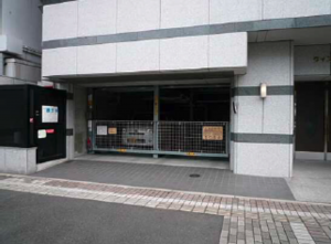広島市南区松川町、マンションの駐車場画像です