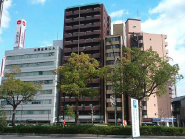 広島市南区松川町、マンションの外観画像です
