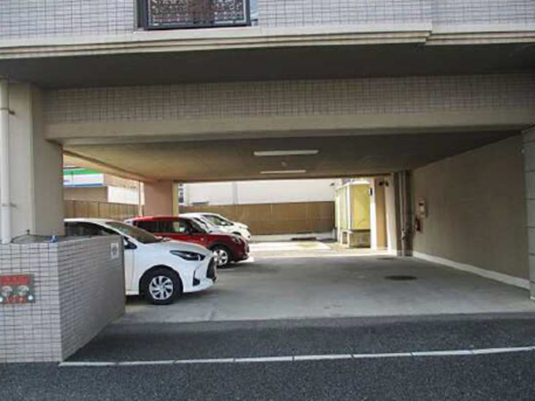 広島市西区観音町、マンションの駐車場画像です