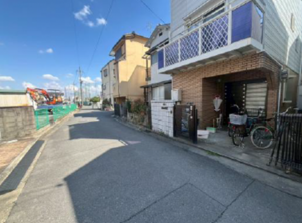 高槻市南庄所町、中古一戸建ての前面道路を含む現地写真画像です