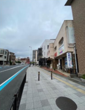高槻市芥川町、収益物件/住宅付店舗の前面道路を含む現地写真画像です