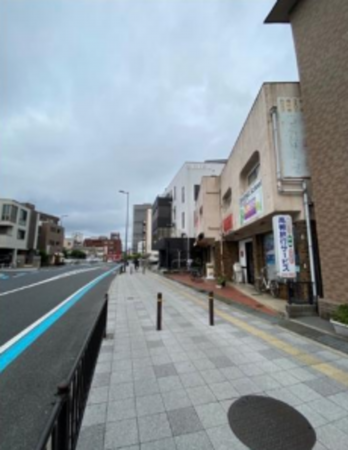 高槻市芥川町、収益物件/住宅付店舗の前面道路を含む現地写真画像です