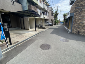 高槻市津之江町、中古一戸建ての前面道路を含む現地写真画像です